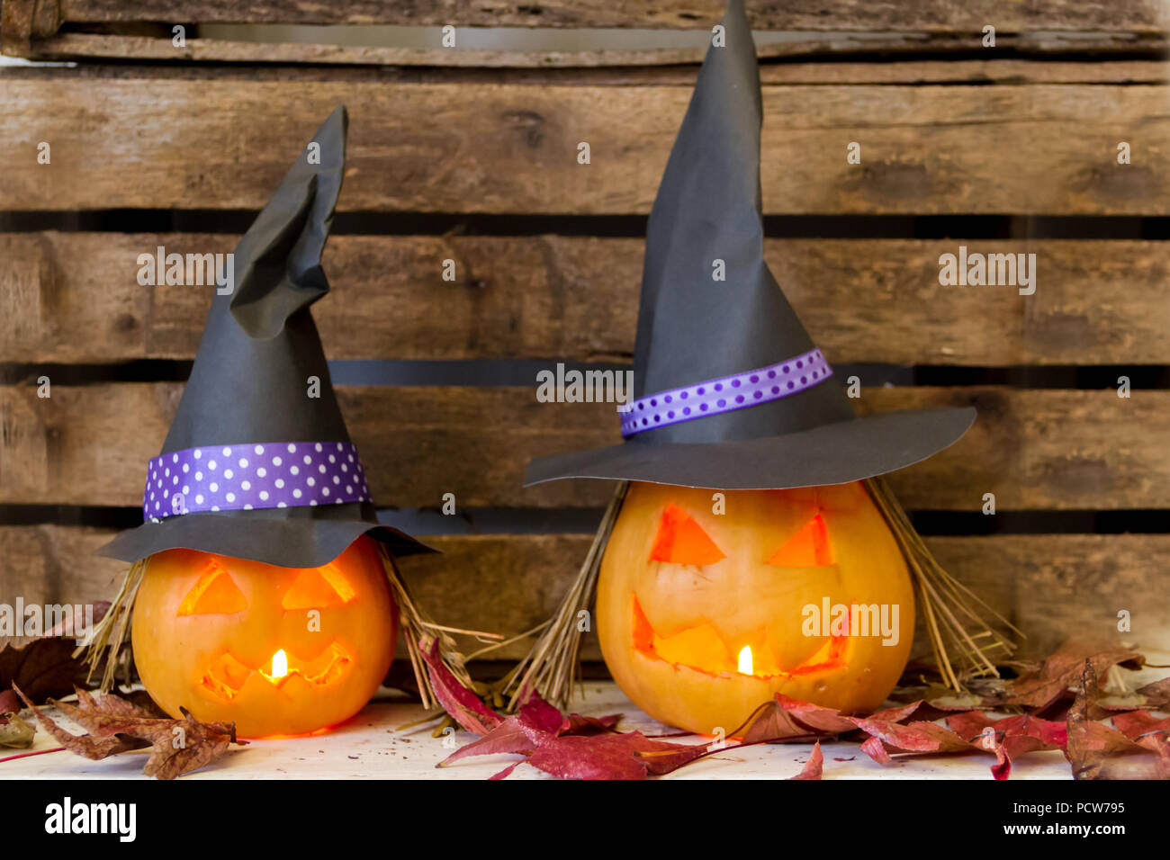 Decoraciones originales con Calabaza y bruja de halloween sombreros  Fotografía de stock - Alamy