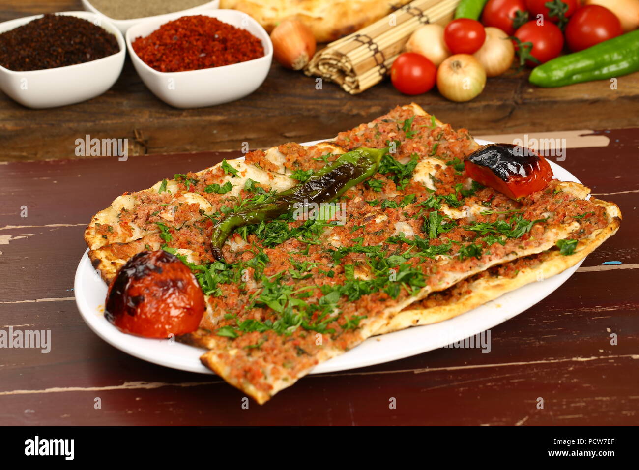 Pizza turca (pide) con carne picada - Kiymali pide, Pita Fotografía de  stock - Alamy