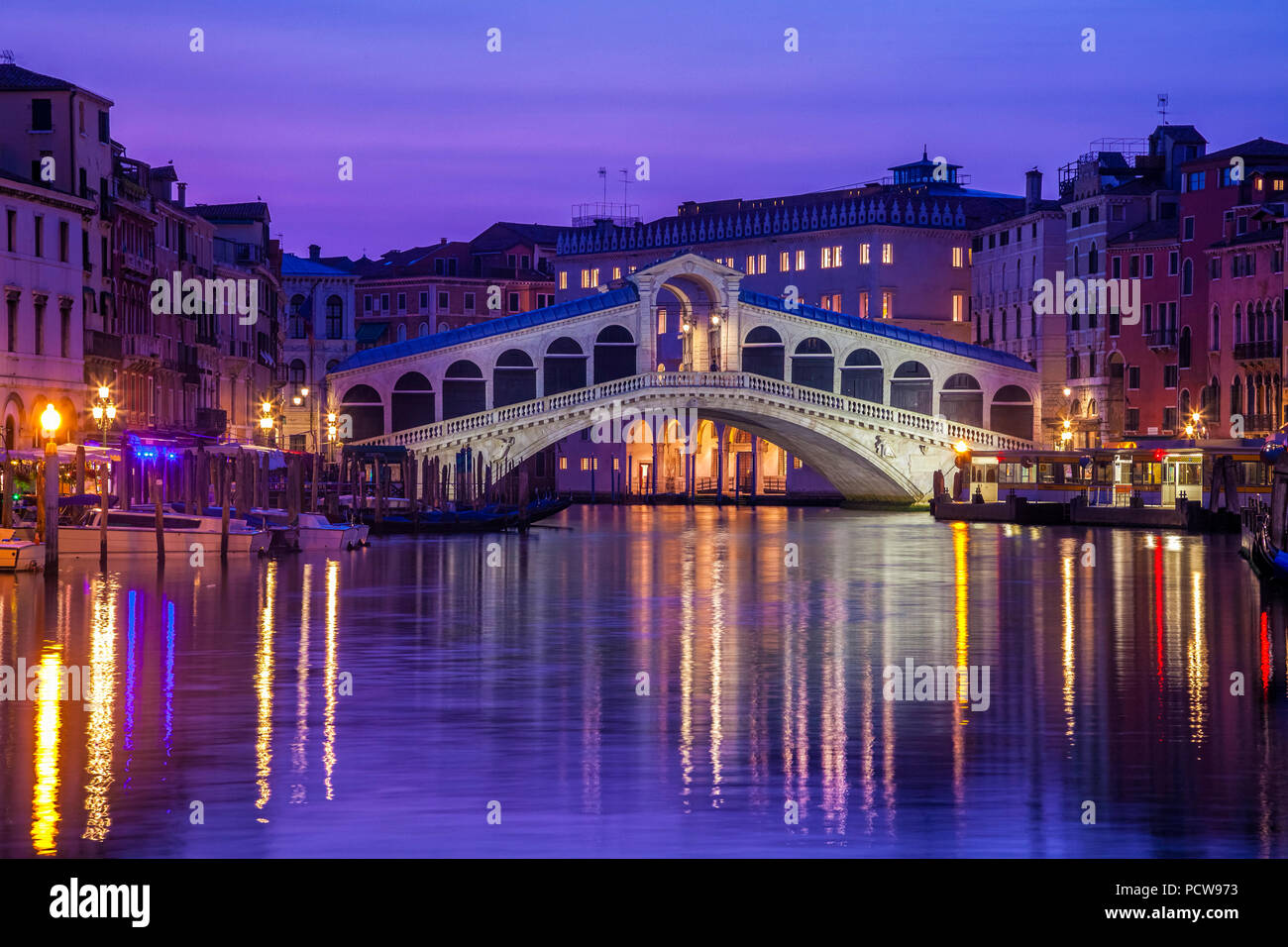 El icónico puente de Rialto de Venecia al atardecer Foto de stock