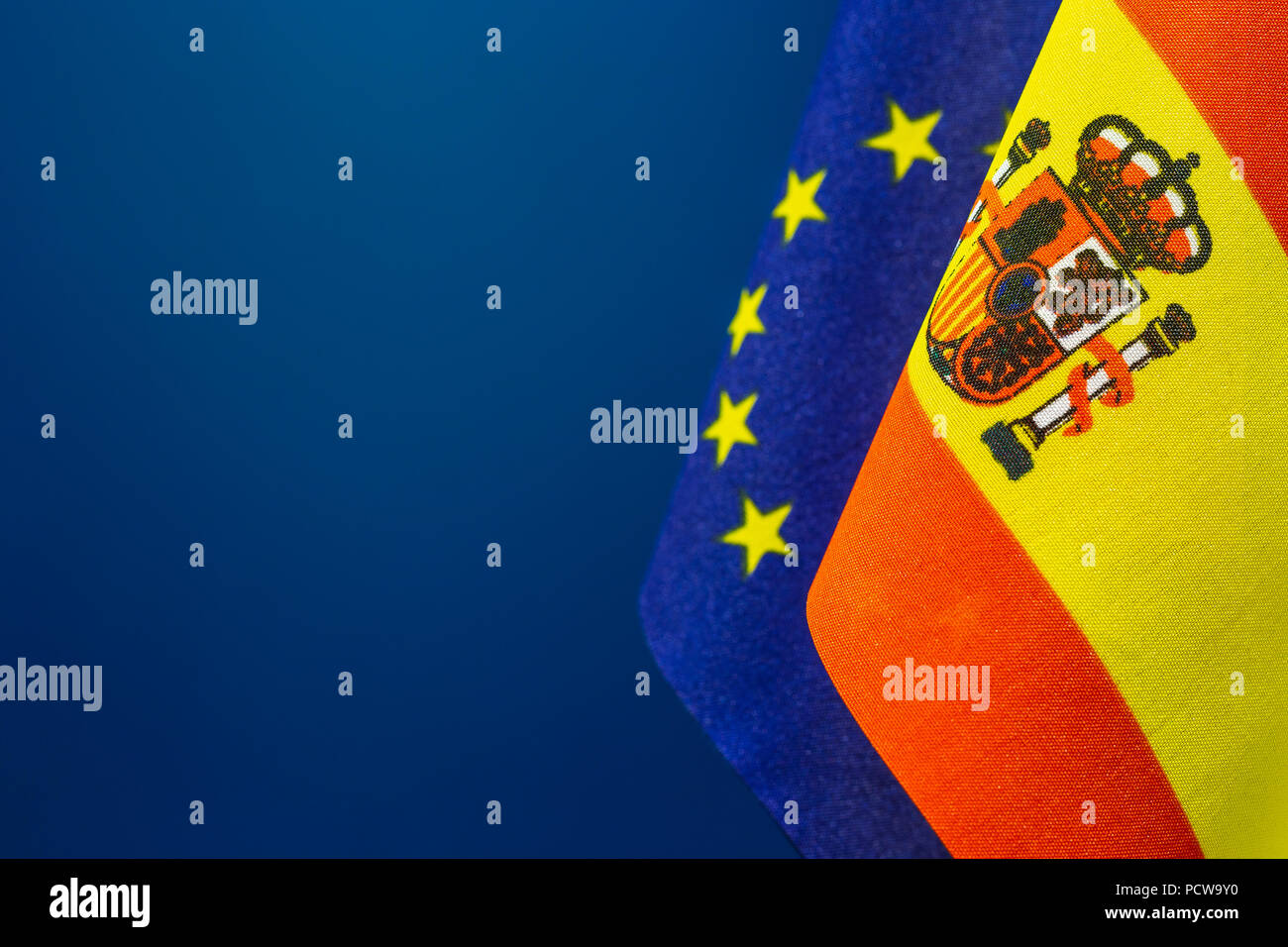 Banderas De Espana Y Europa Unida Con Fondo Azul Espacio Vacio Para Su Texto A La Izquierda Fotografia De Stock Alamy