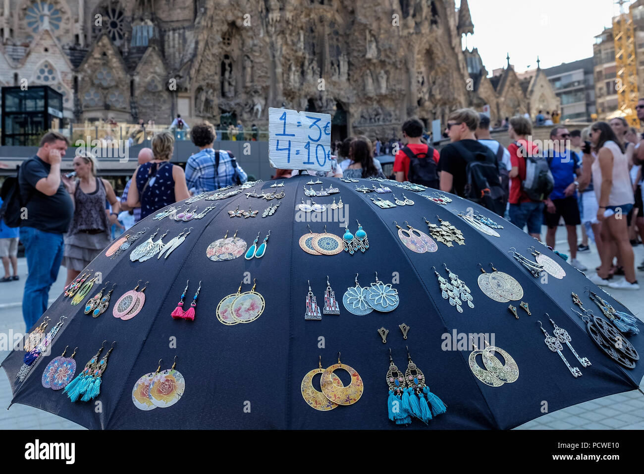 Aretes en venta anclado a un paraguas en la calle, en la Sagrada Familia en  Barcelona, España Fotografía de stock - Alamy