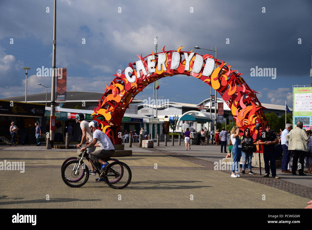 Arco de entrada de la Bahía de Cardiff Caerdydd Eisteddfod Nacional de Gales de 2018 Foto de stock