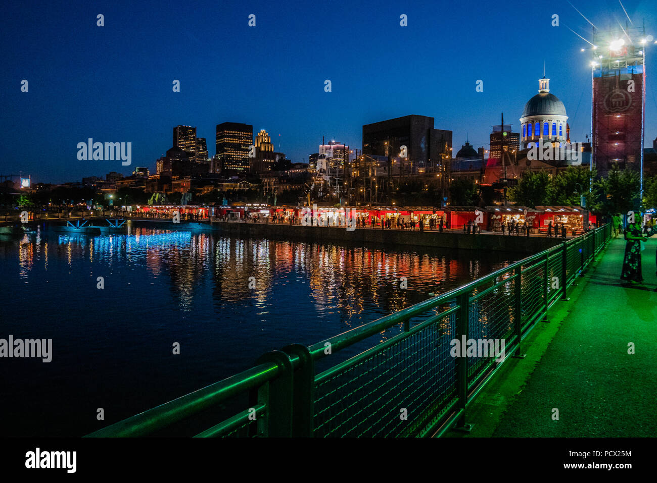 El viejo puerto de Montreal en la noche Foto de stock