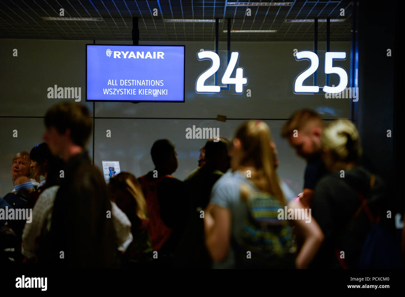 Cracovia, Polonia. 4 de agosto, 2018. Los pasajeros cue para comprobar en  su equipaje de bodega para un vuelo de Ryanair en Cracovia el Aeropuerto  Internacional Juan Pablo II. Crédito: Omar Marques