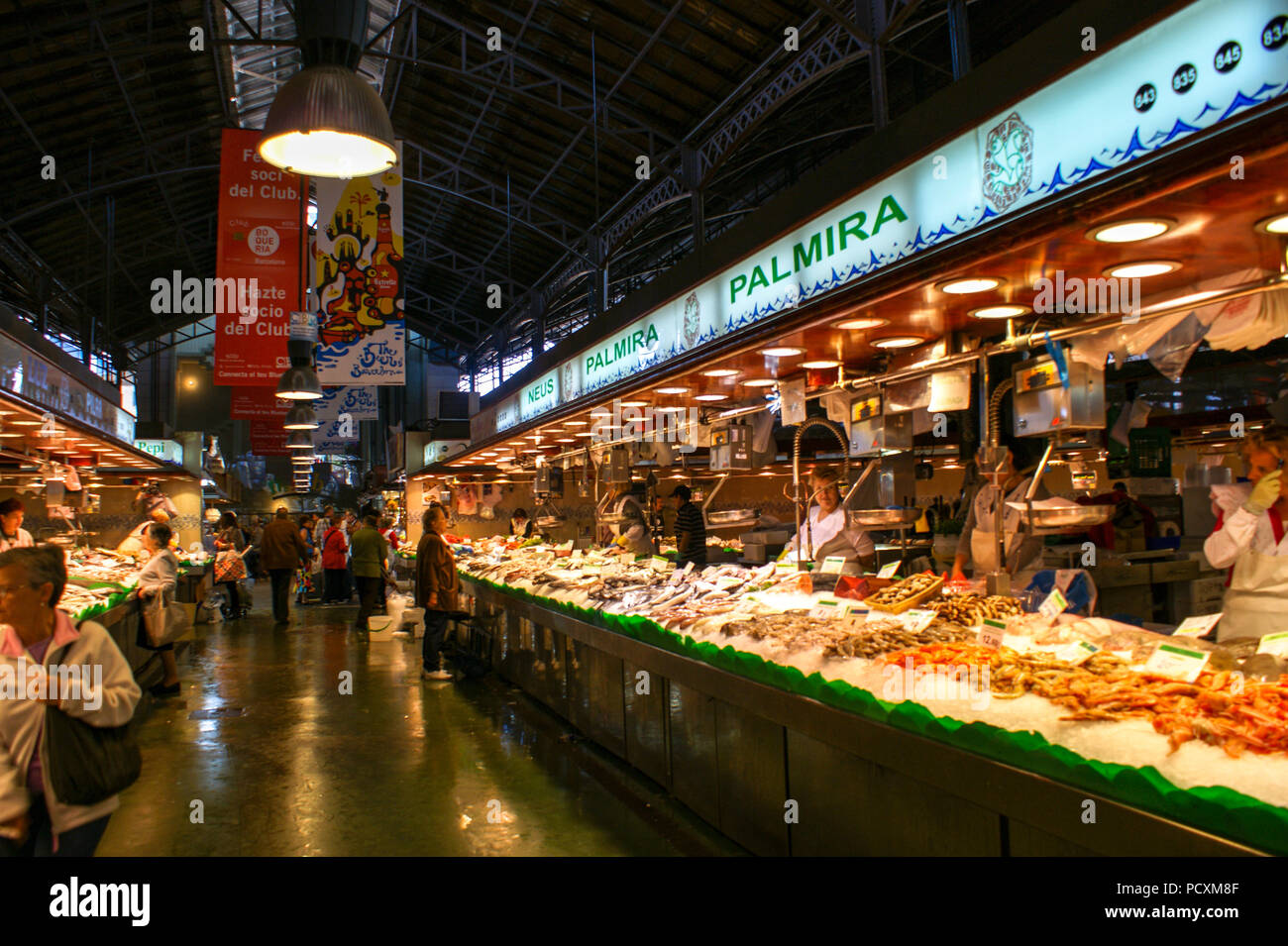 Fila de pescaderías y puestos de pescado fresco en el mercado de La  Boqueria cale Barcelona España Fotografía de stock - Alamy