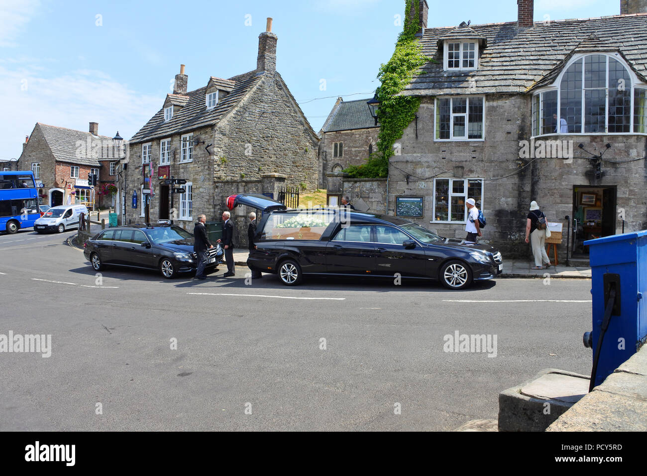 Carroza negra acerca de descargar el ataúd en la Iglesia Corfe, en Dorset, Reino Unido - John Gollop Foto de stock