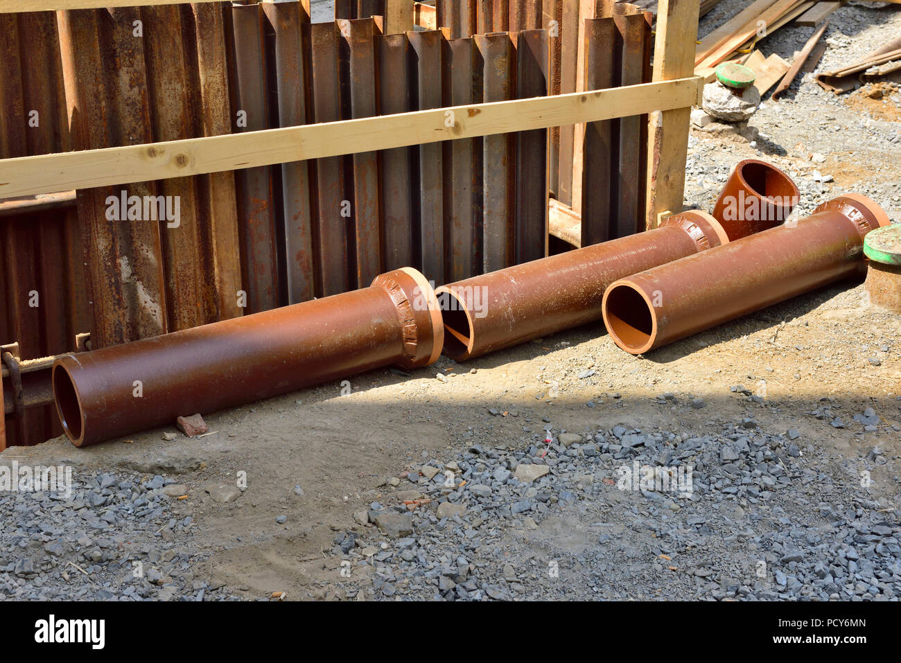 Sitio de construcción con arcilla subterránea de las tuberías de desagüe y encofrados de acero Foto de stock