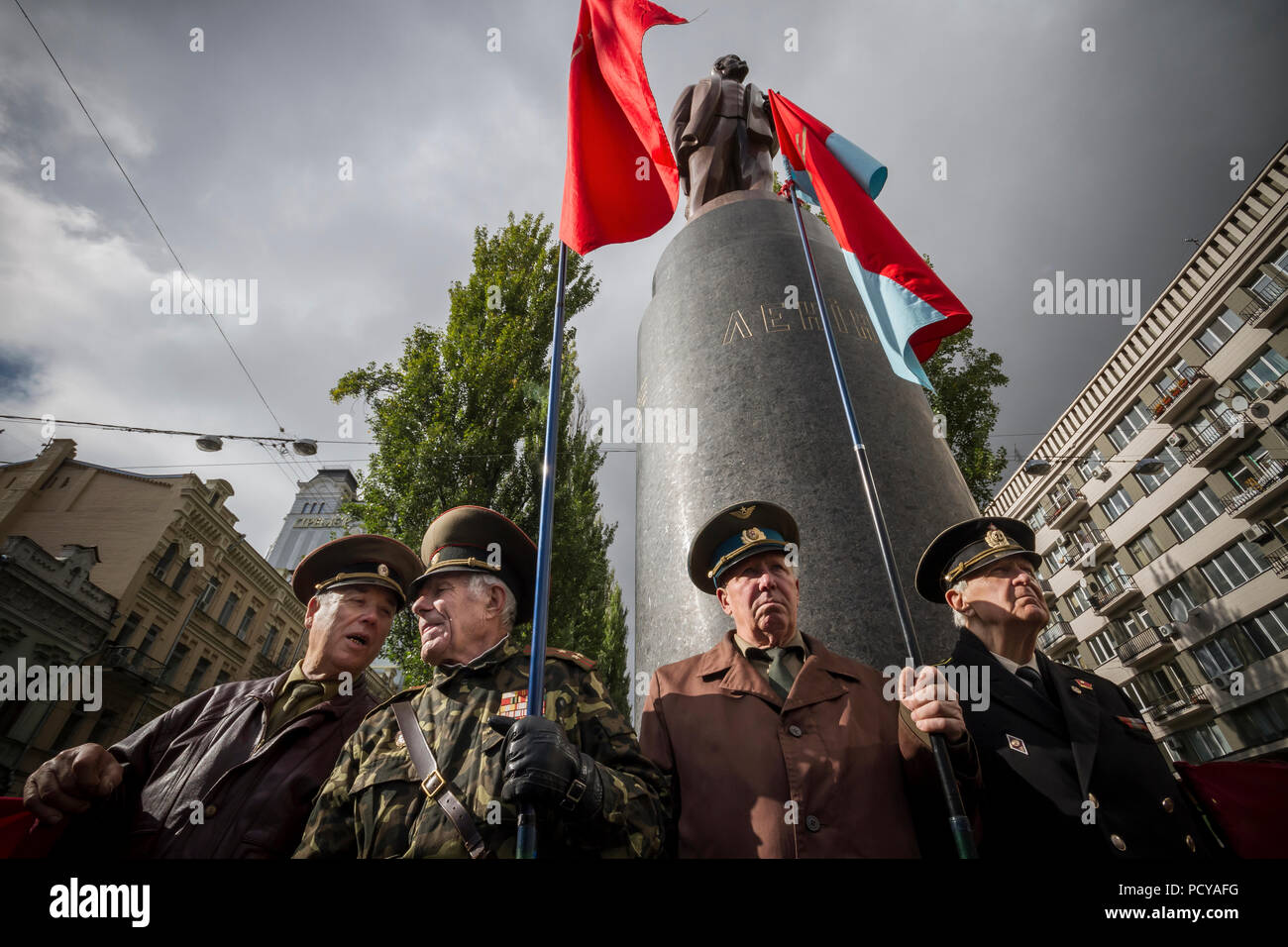 Veteranos del Ejército insurgente de Ucrania celebran su 69 aniversario por el monumento a Lenin en Kiev. Foto de stock