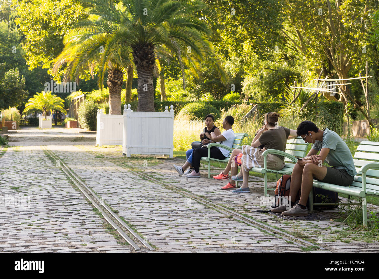Parque de París - Gente relajándose en bancos en el Parque de Bercy, en el 12º arrondissement de París, Francia, Europa. Foto de stock