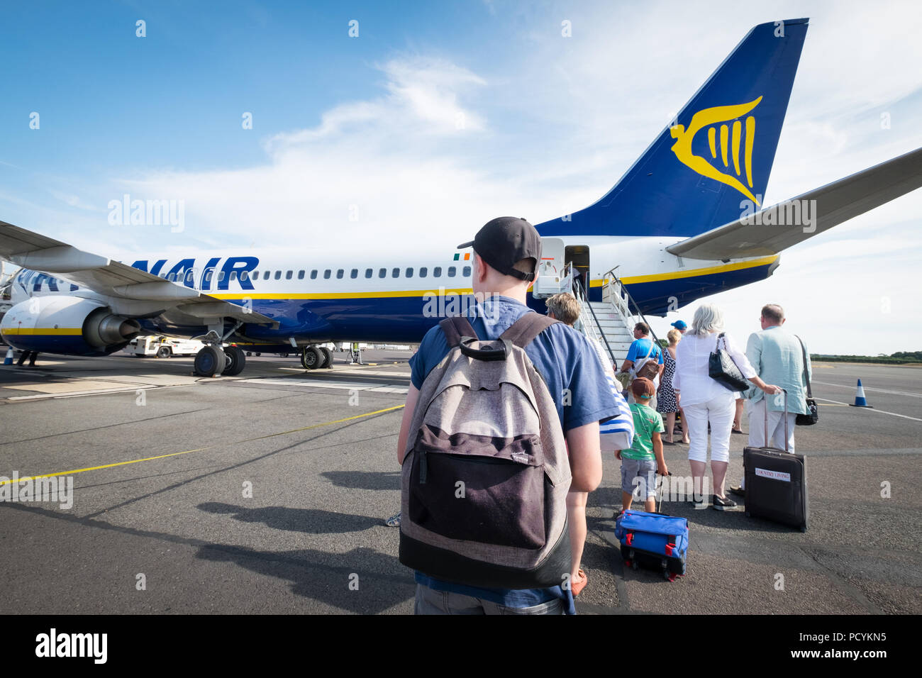 Pasajero de Ryanair con una mochila como llevar en el equipaje de mano a bordo de un avión de Ryanair después de pagar extra por la prioridad de embarque. Foto de stock