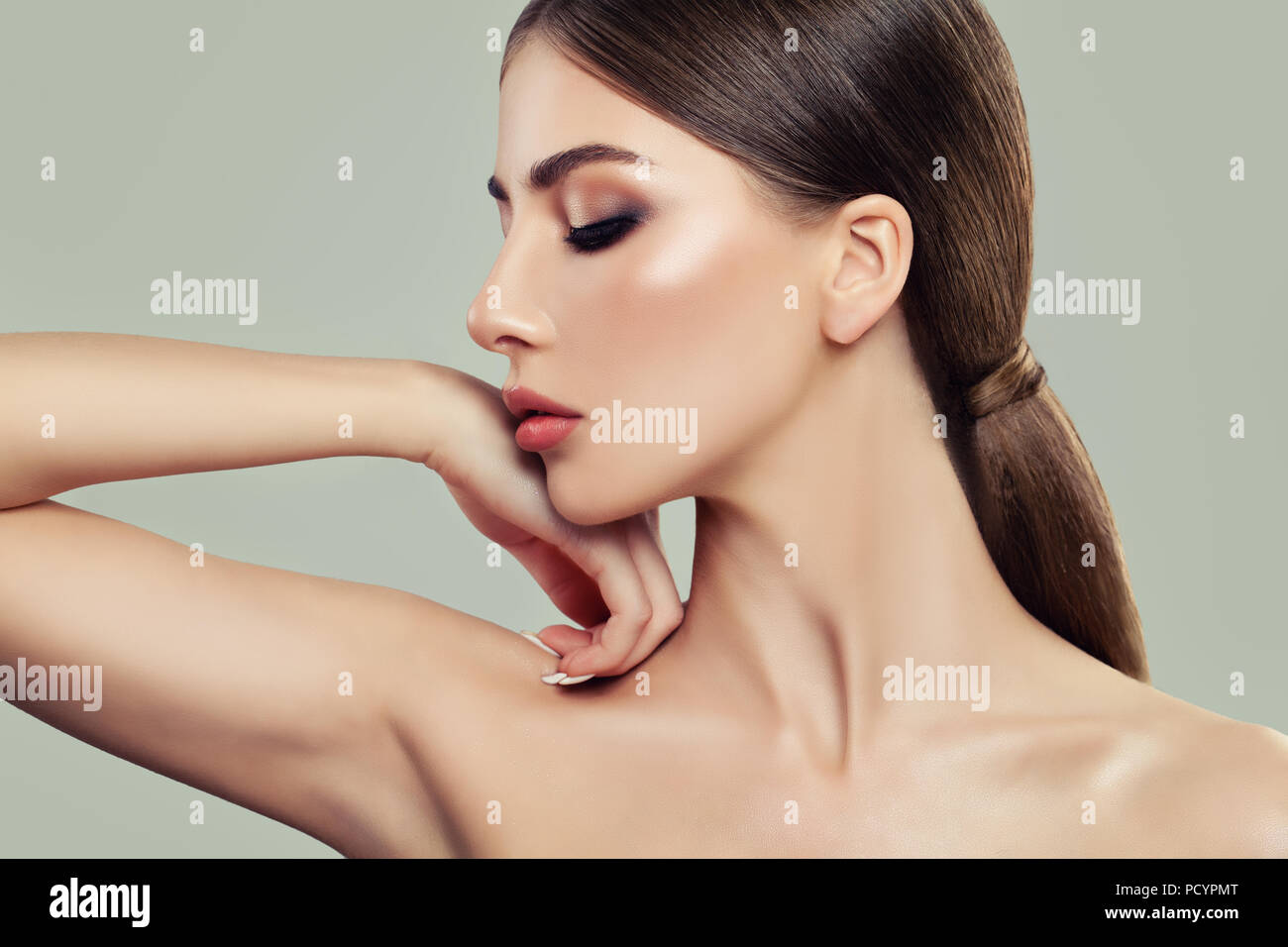 Closeup Retrato de mujer joven. Piel sana, perfil femenino, la mano y la  axila Fotografía de stock - Alamy
