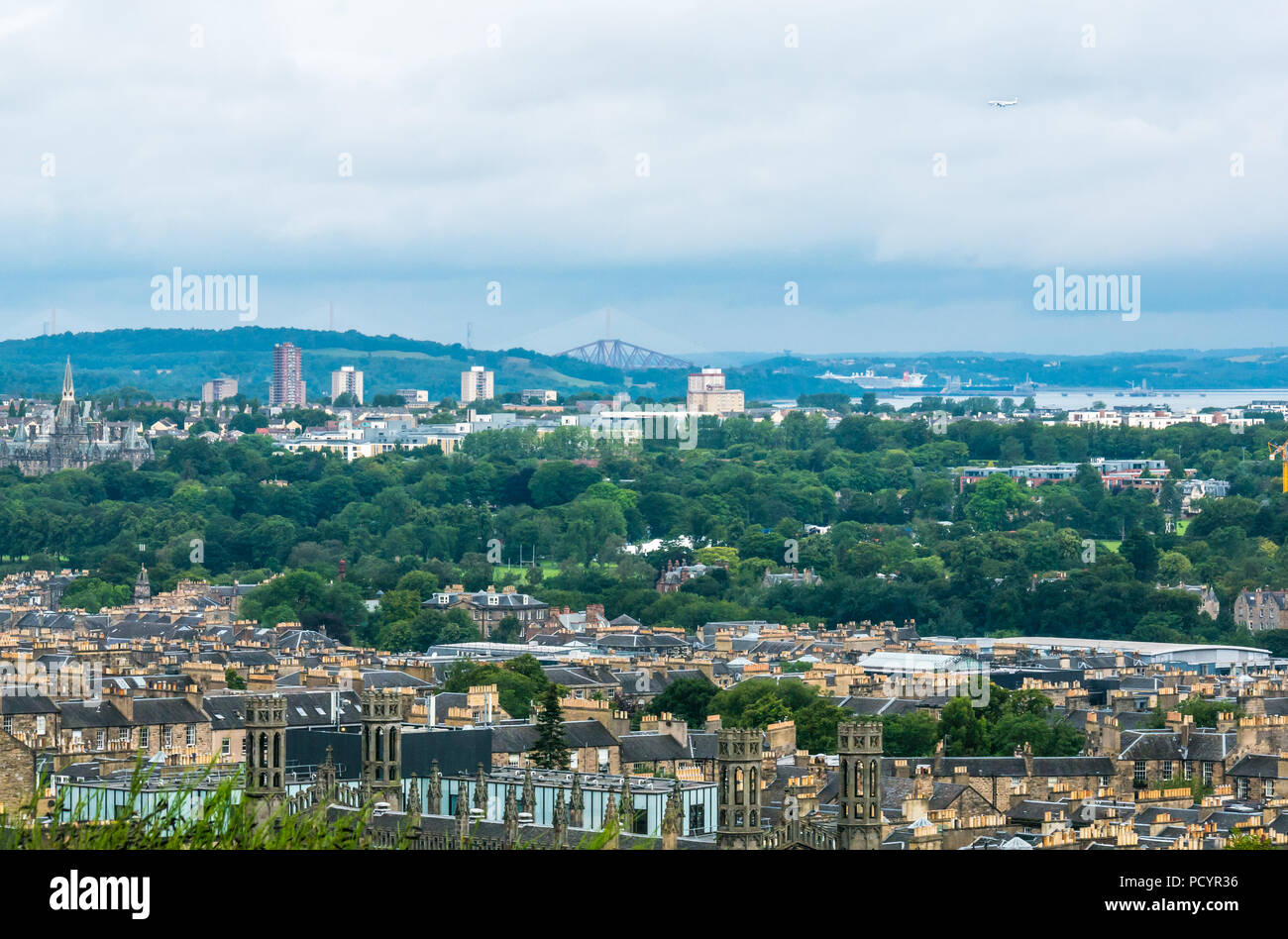 Vistas de Edimburgo hacia los tres puentes de Calton Hill, Edimburgo, Escocia, Reino Unido Foto de stock