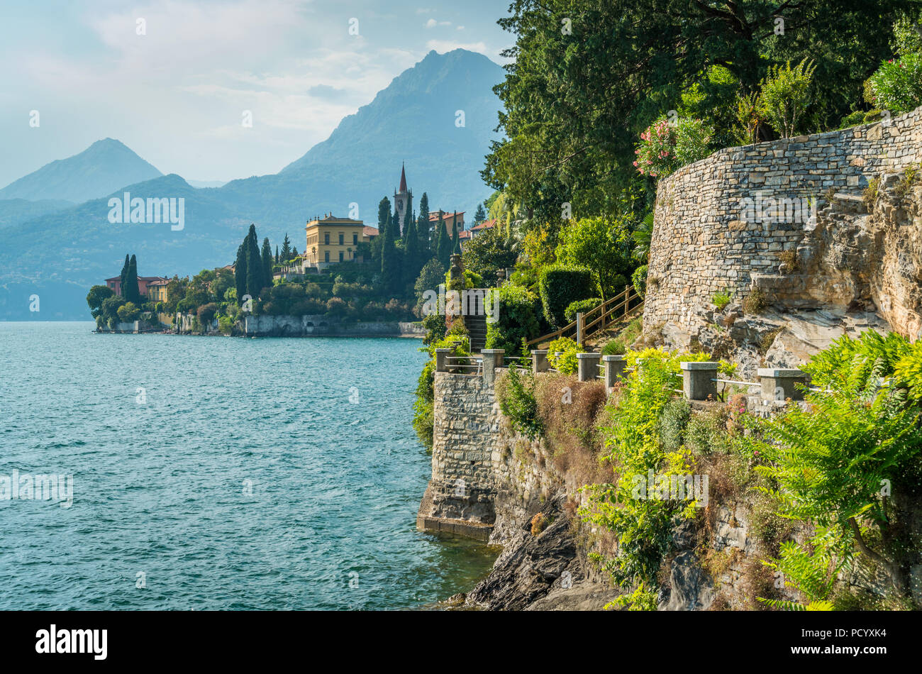 La hermosa villa Monastero en Varenna en un día soleado de verano. El Lago de Como, en Lombardía, Italia. Foto de stock