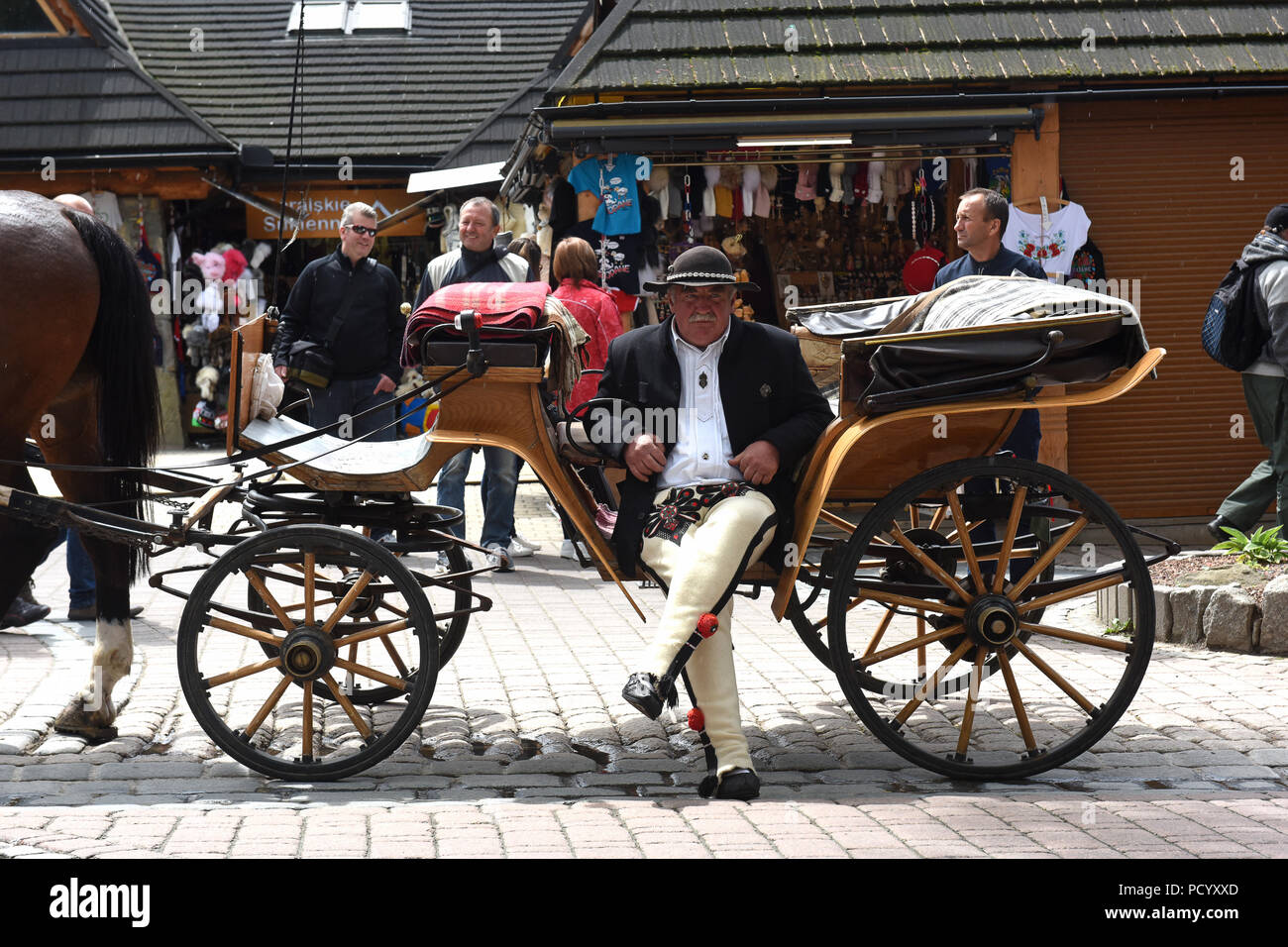 Entrenador de caballos y hombres vestidos de traje Highlander polaco en Zakopane Polonia Foto de stock