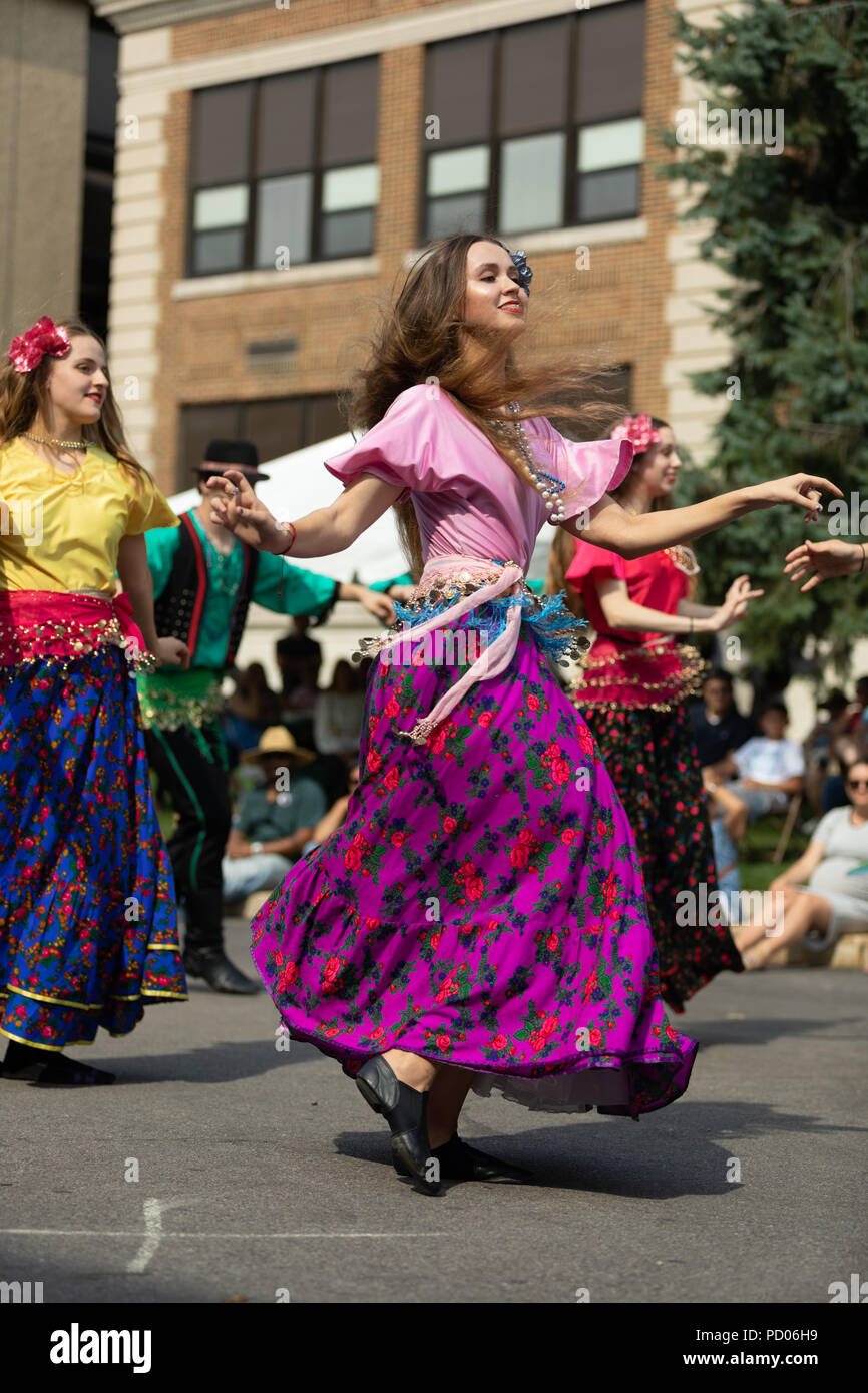 Merlán, Indiana, Estados Unidos - 28 de julio de 2018, hombres y mujeres  vistiendo ropa tradicional eslovaca realice eslovaca tradicional baile  gitano en el Pierogi Fest Fotografía de stock - Alamy