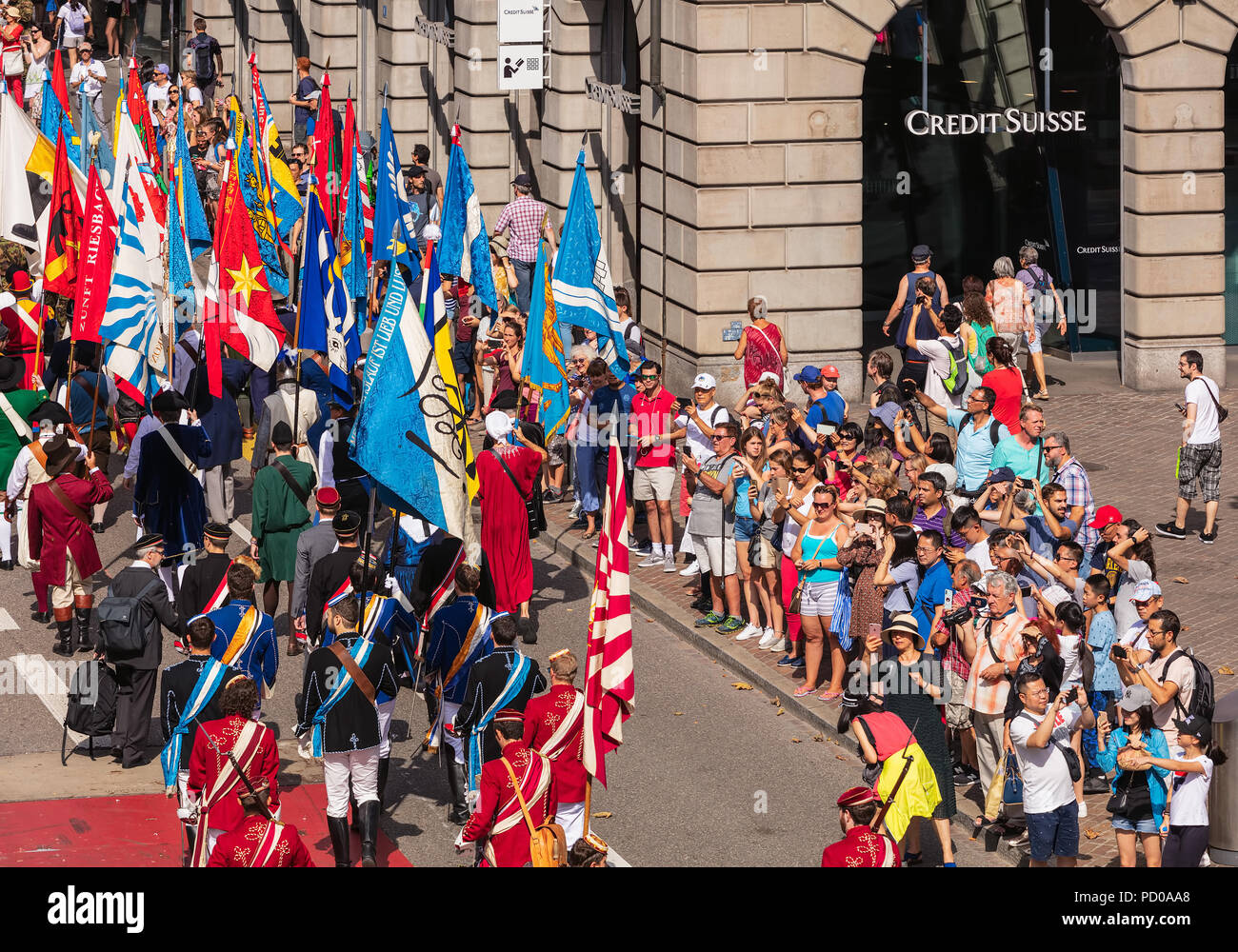 Zurique, Suíça - 1 De Agosto De 2016: Participantes Do Desfile Dedicado Ao  Dia Nacional Suíço Na Rua Uraniastrasse Na Cidade De Zurique. O Dia  Nacional Suíço É O Feriado Nacional Da