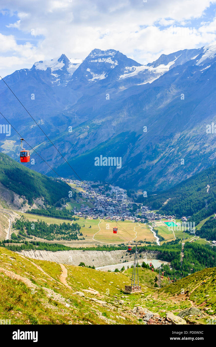 Vista del pueblo de Saas Fee y telecabina en el Saastal (valle de Saas) en el cantón de Valais, Suiza, desde las montañas que la rodean. Foto de stock