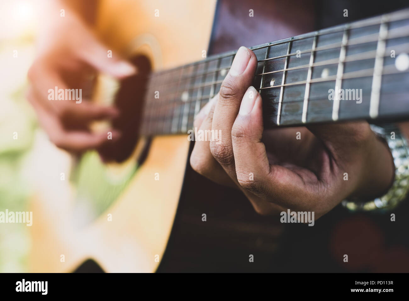 Cantante callejero tocando guitarra fotografías e imágenes de alta  resolución - Página 9 - Alamy