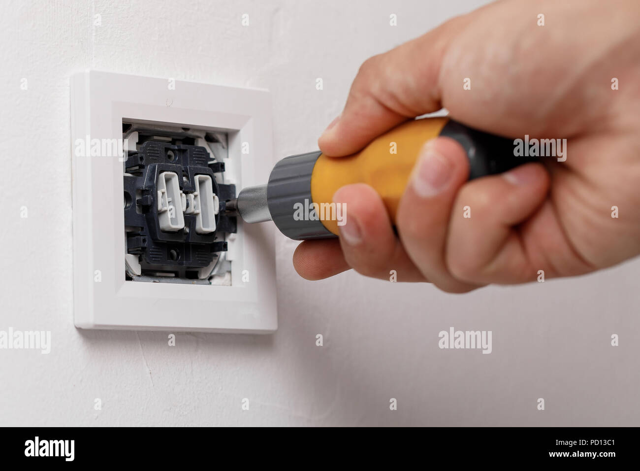 Instalar interruptor de luz fotografías e imágenes de alta resolución -  Alamy