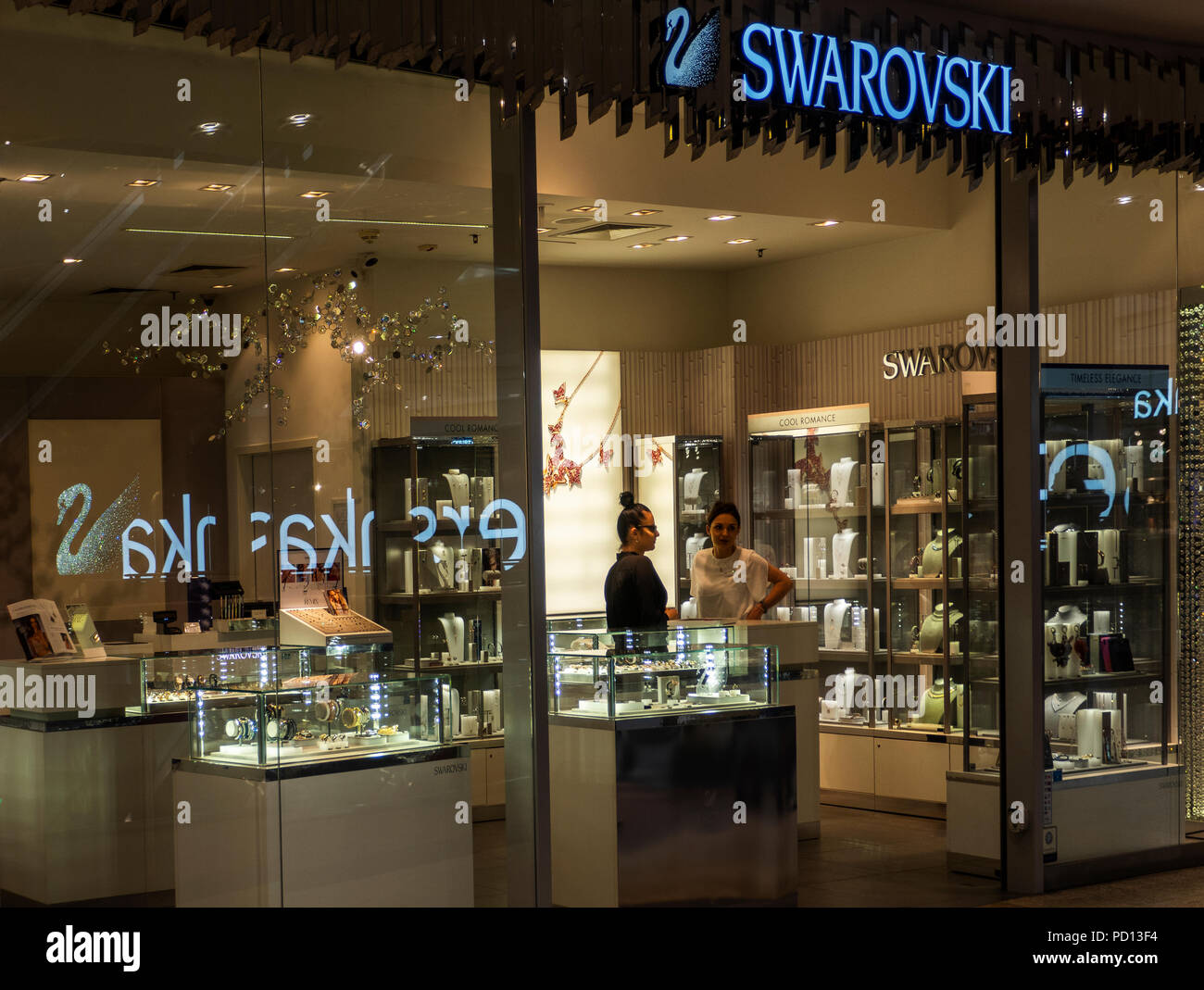 Polonia, Cracovia - Marzo 19, 2018: Swarovski tienda en Galeria Krakowska  Fotografía de stock - Alamy