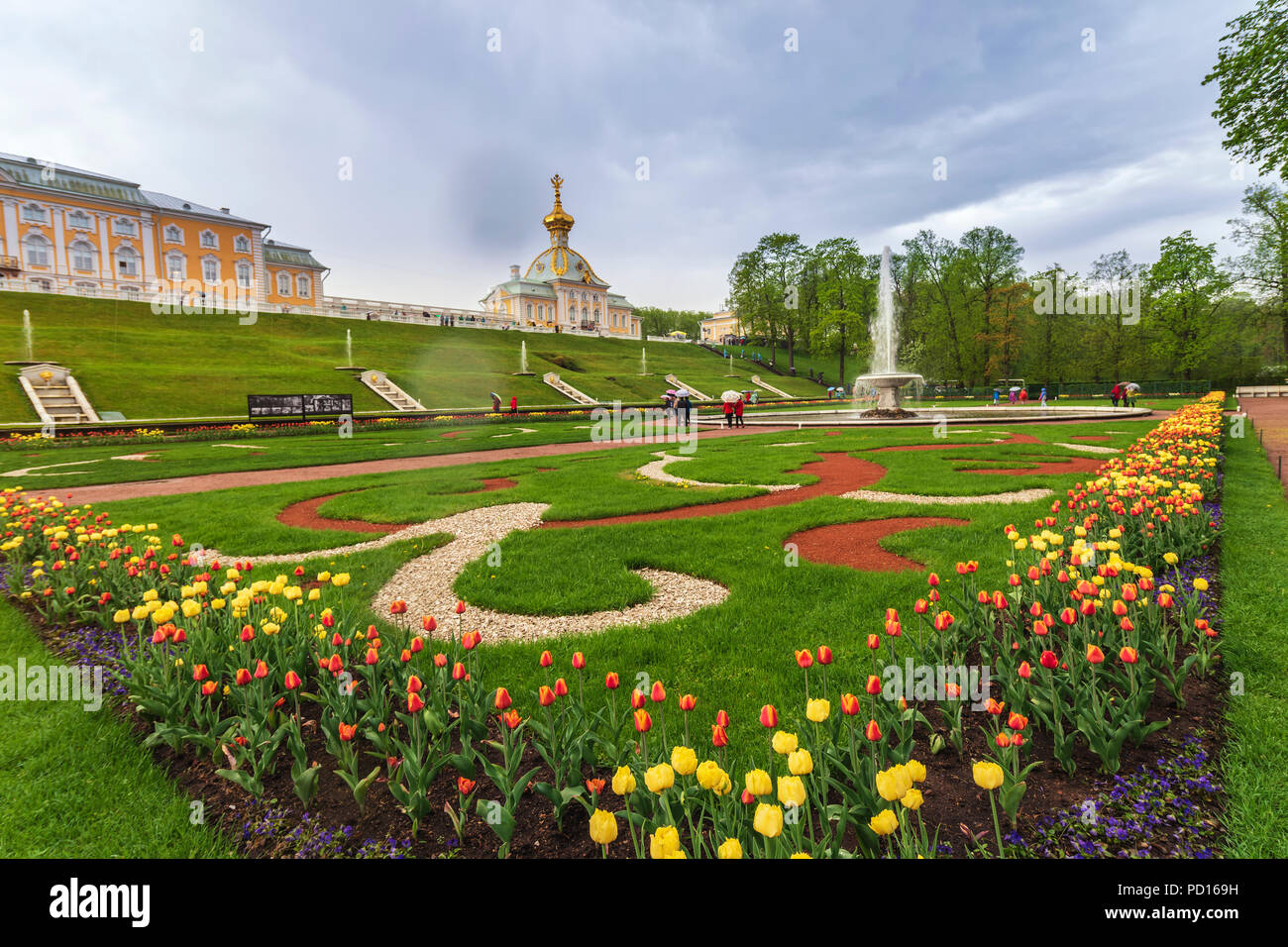 San Petersburgo, Rusia - 16 de mayo de 2018: Skyline en inferior del jardín del Palacio Peterhof, San Petersburgo, Rusia Foto de stock