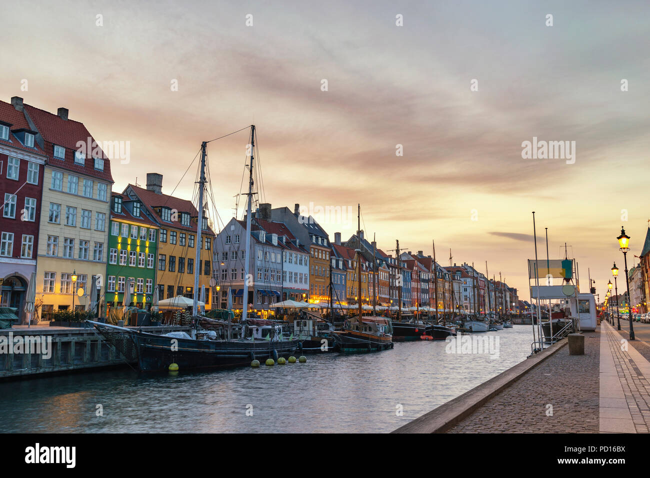 Amanecer en el horizonte de la ciudad de Copenhague puerto Nyhavn, Copenhague, Dinamarca Foto de stock