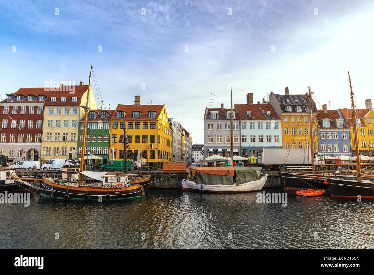 El horizonte de la ciudad de Copenhague en puerto Nyhavn, Copenhague, Dinamarca Foto de stock