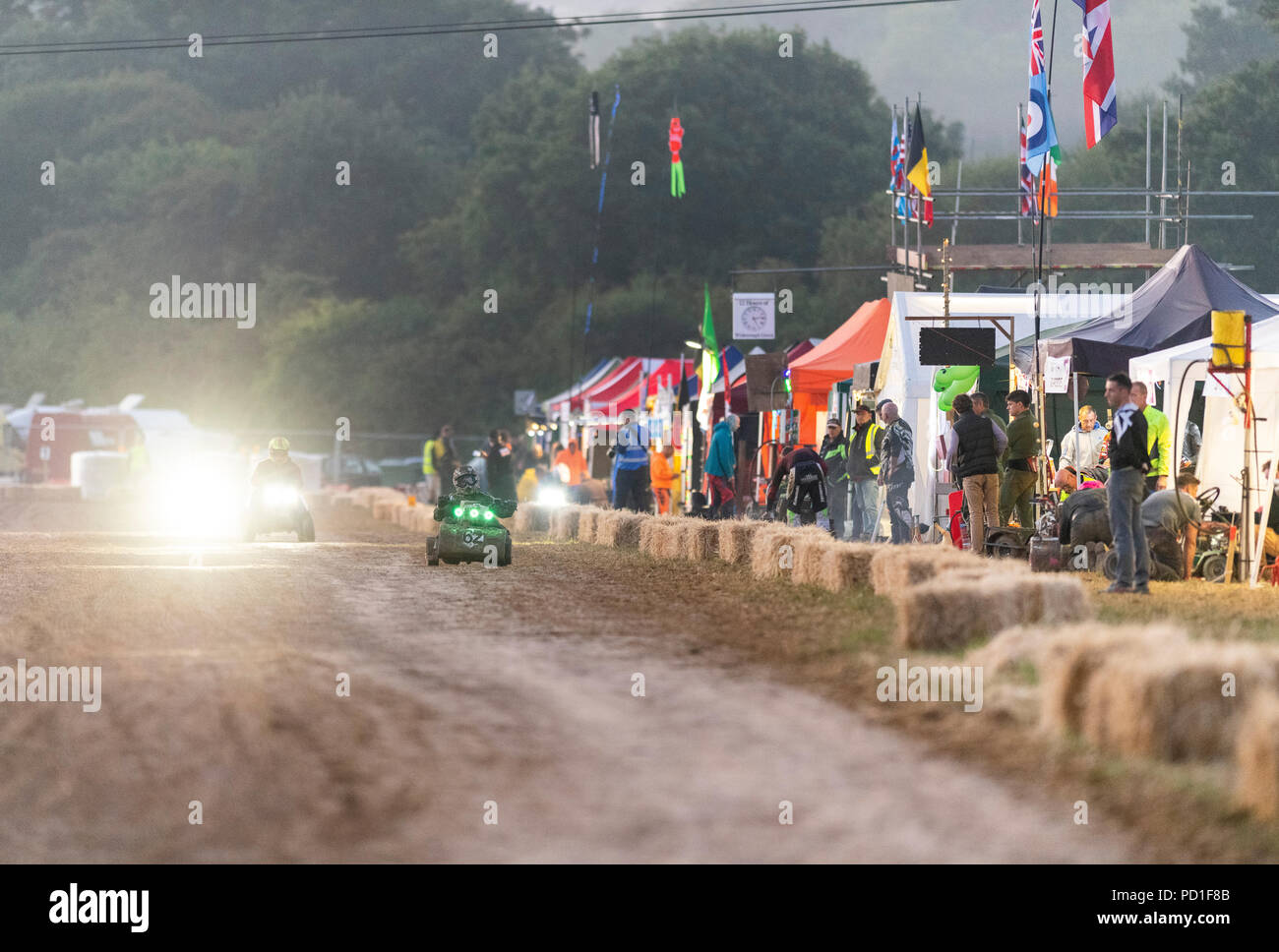 La carrera de resistencia de 12 horas cortadora de césped, organizado por la asociación de carreras de las cortadoras de césped británico, comenzó a las 8pm el sábado y equipos de todo el mundo corrió a través de la noche a la línea de meta a las 8 a.m. el domingo por la mañana. Crédito: Richard Grange/Alamy Live News Foto de stock