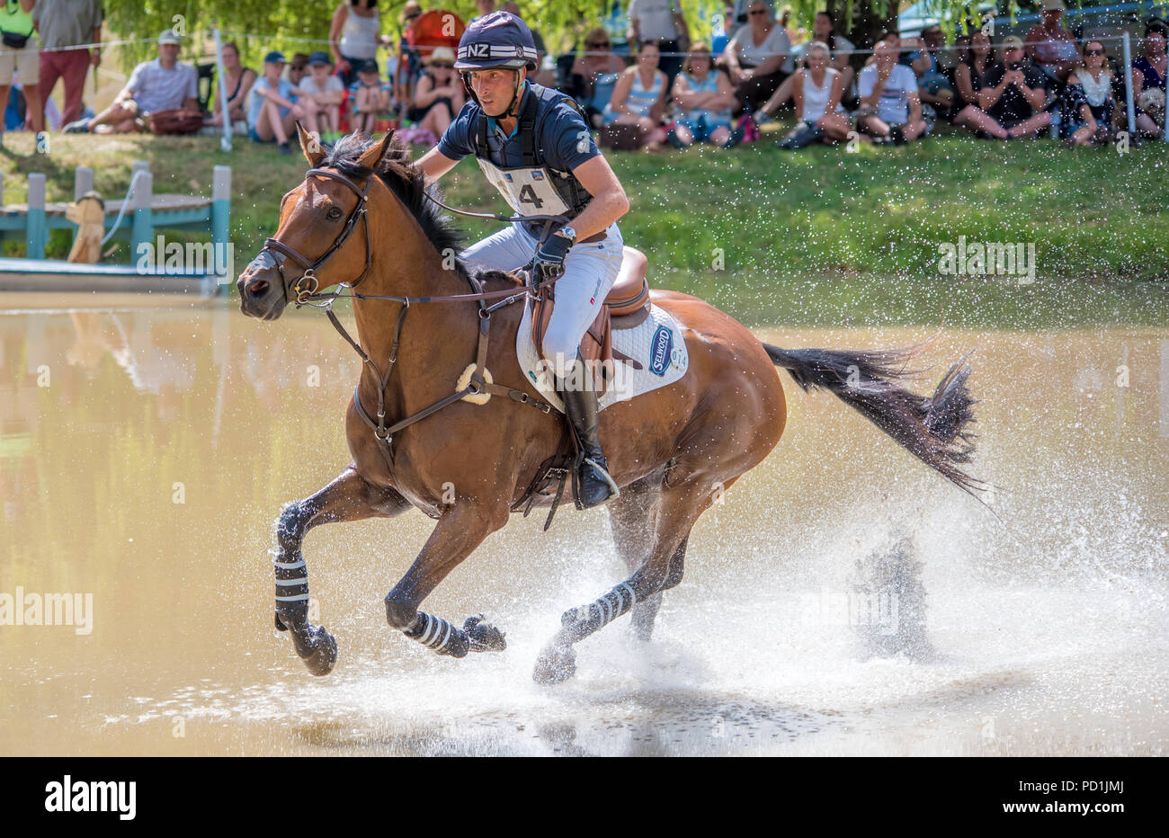 Gatcombe Park Gloucestershire Magic millones Festival British Eventing.Tim Price & Pats justicia en la magia del agua durante millones British Open Championships 2018 Foto de stock