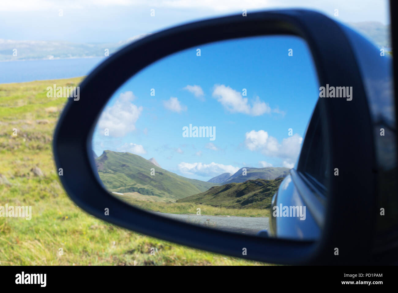 Cordillera Cuillin vistos a través del espejo retrovisor de un coche en la Isla de Skye, Escocia Foto de stock