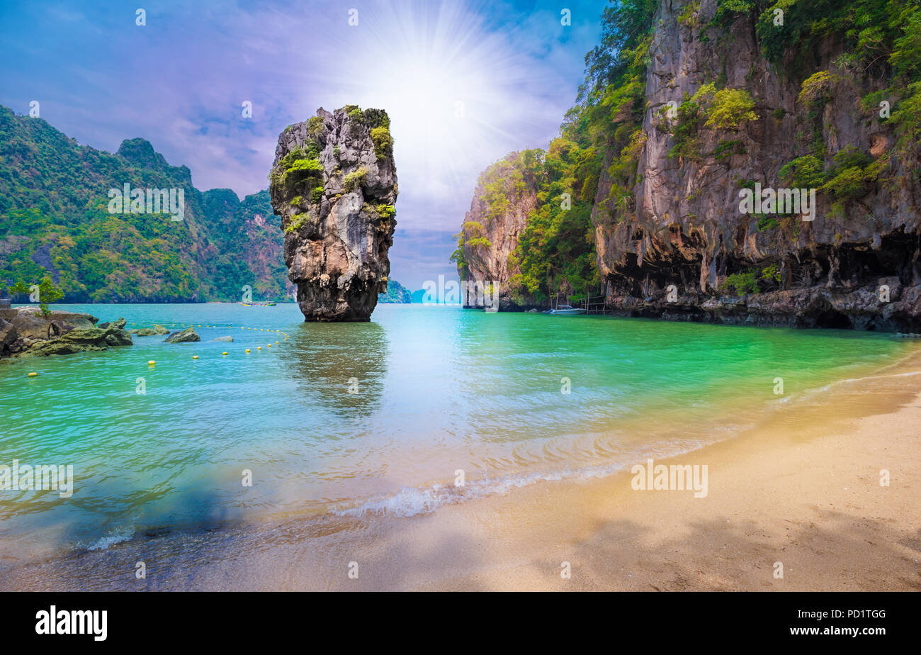 Hermoso paraíso en la isla de James Bond en Tailandia, Khao Phing Kan stone Foto de stock
