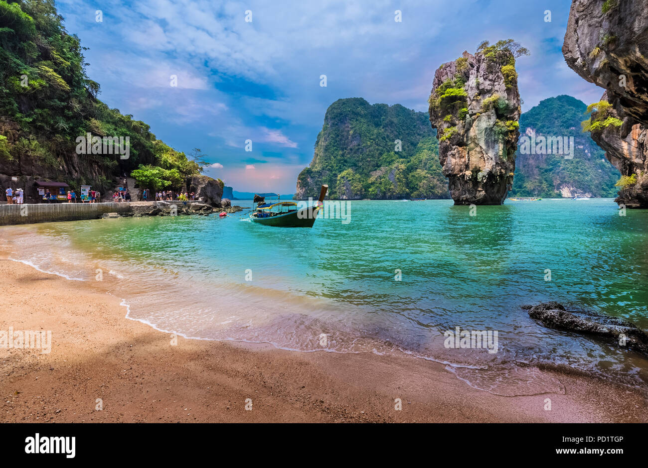 La isla de James Bond y la famosa Khao Phing Kan piedra en Tailandia Foto de stock
