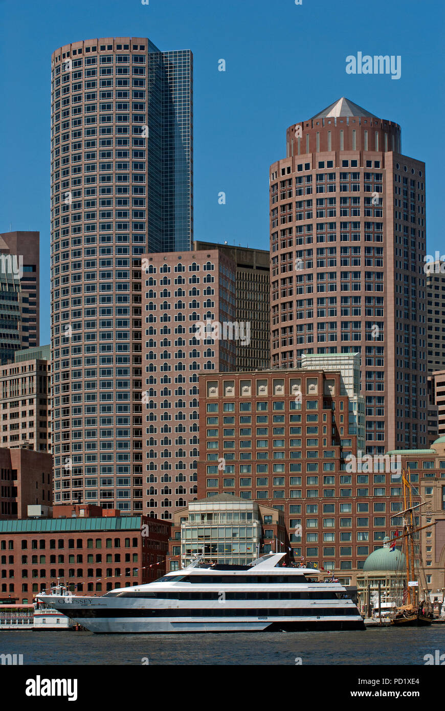 Yate y rascacielos en el puerto de Boston, el condado de Suffolk, Massachusetts, EE.UU. Foto de stock