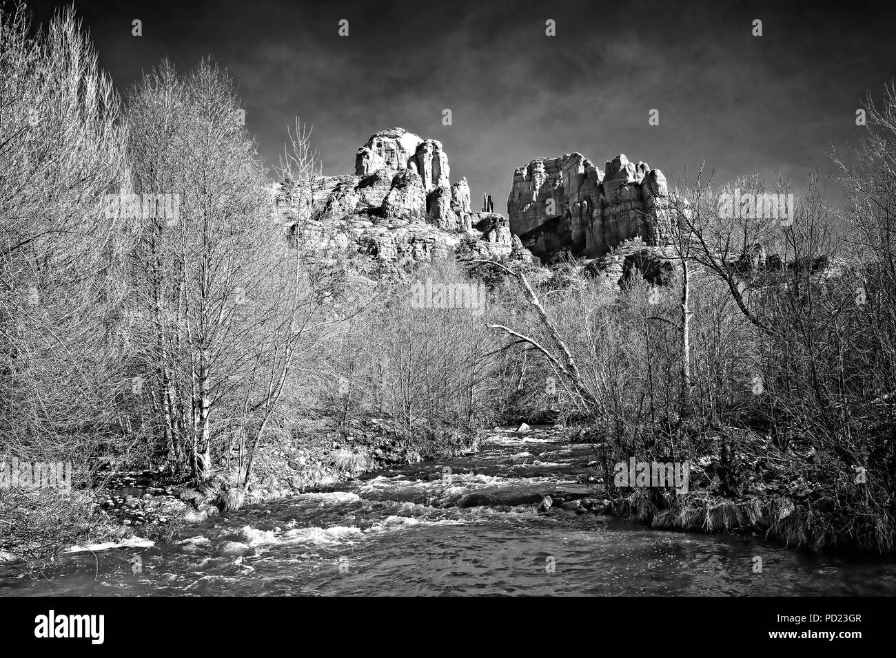 Cathedral Rock y Oak Creek en Sedona, Arizona. Foto de stock