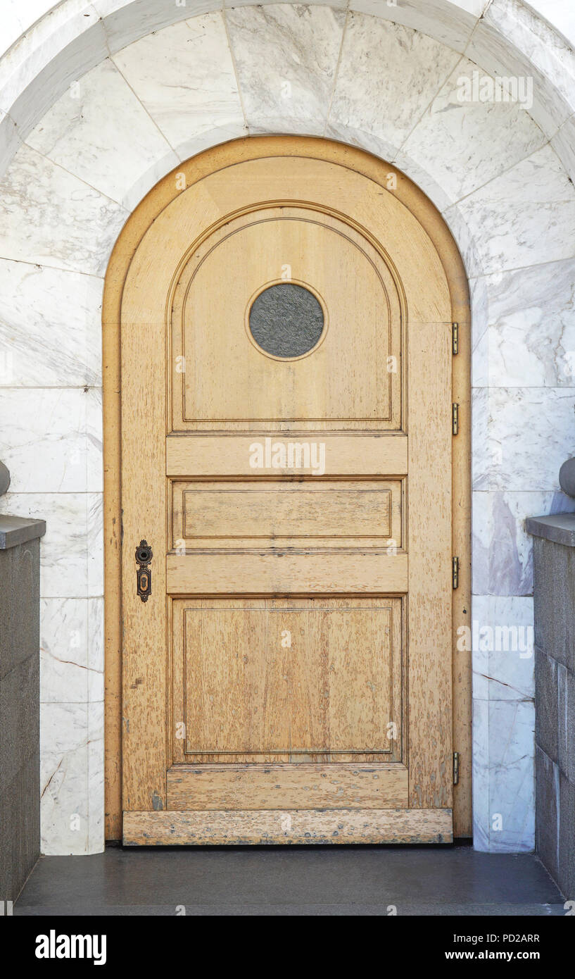 Puerta de arco de madera con forma de puerta de mármol Fotografía de stock  - Alamy