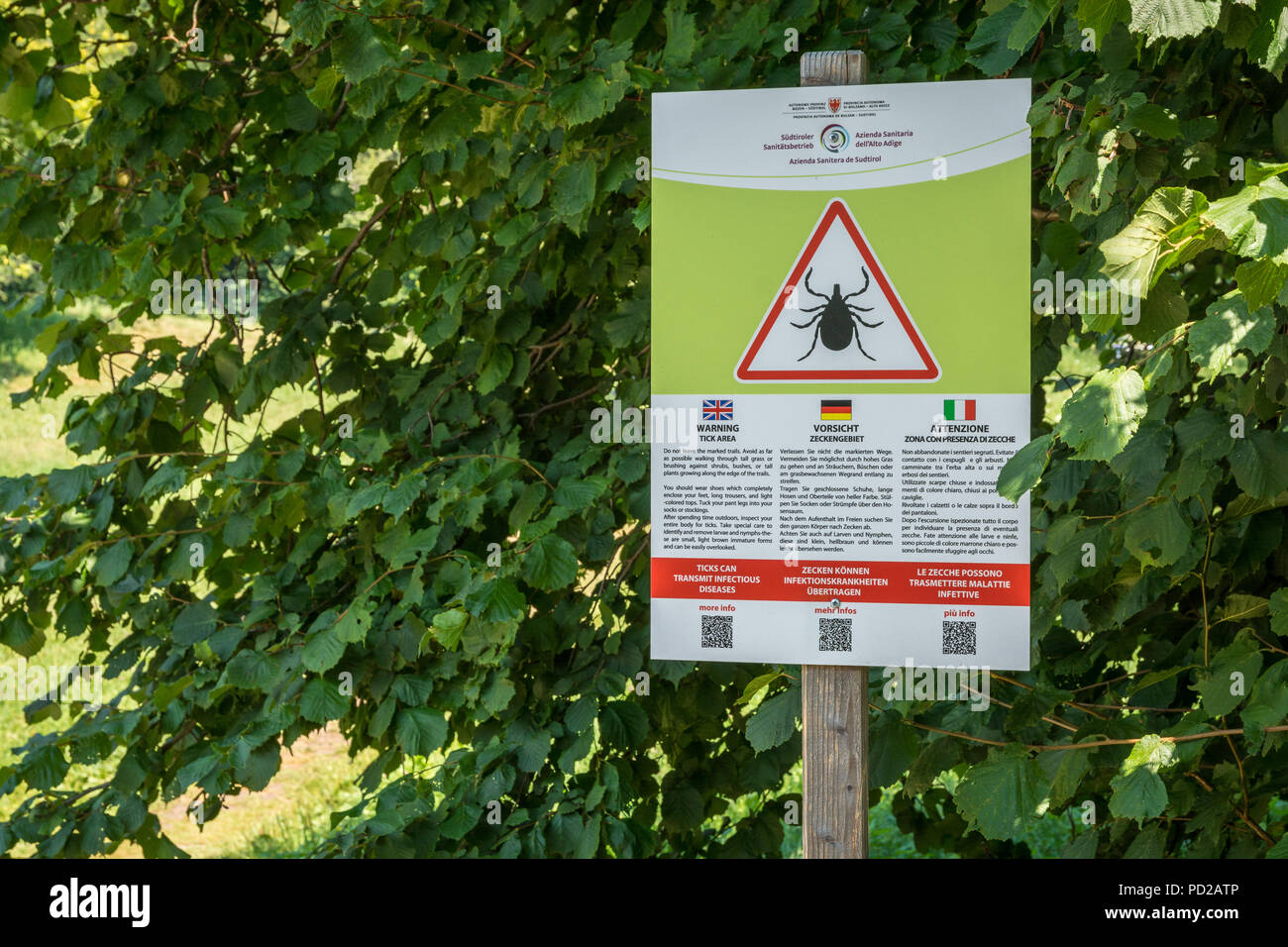 Señal de advertencia advertencia 'Tick' en un área de parque natural del Tirol del Sur, Italia - Trentino Alto Adige. Foto de stock