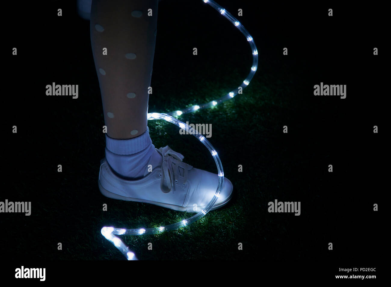 Un LED de luz de cuerda torcer pasado una pierna Fotografía de stock - Alamy