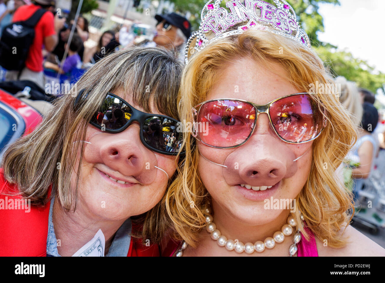 Miami Florida,Miami Dade County,Coconut Grove,King Mango Strut,anual,evento comunitario,desfile,sátira,parodia,adultos mujer mujer mujer mujer mujer mujer,mujeres, Foto de stock