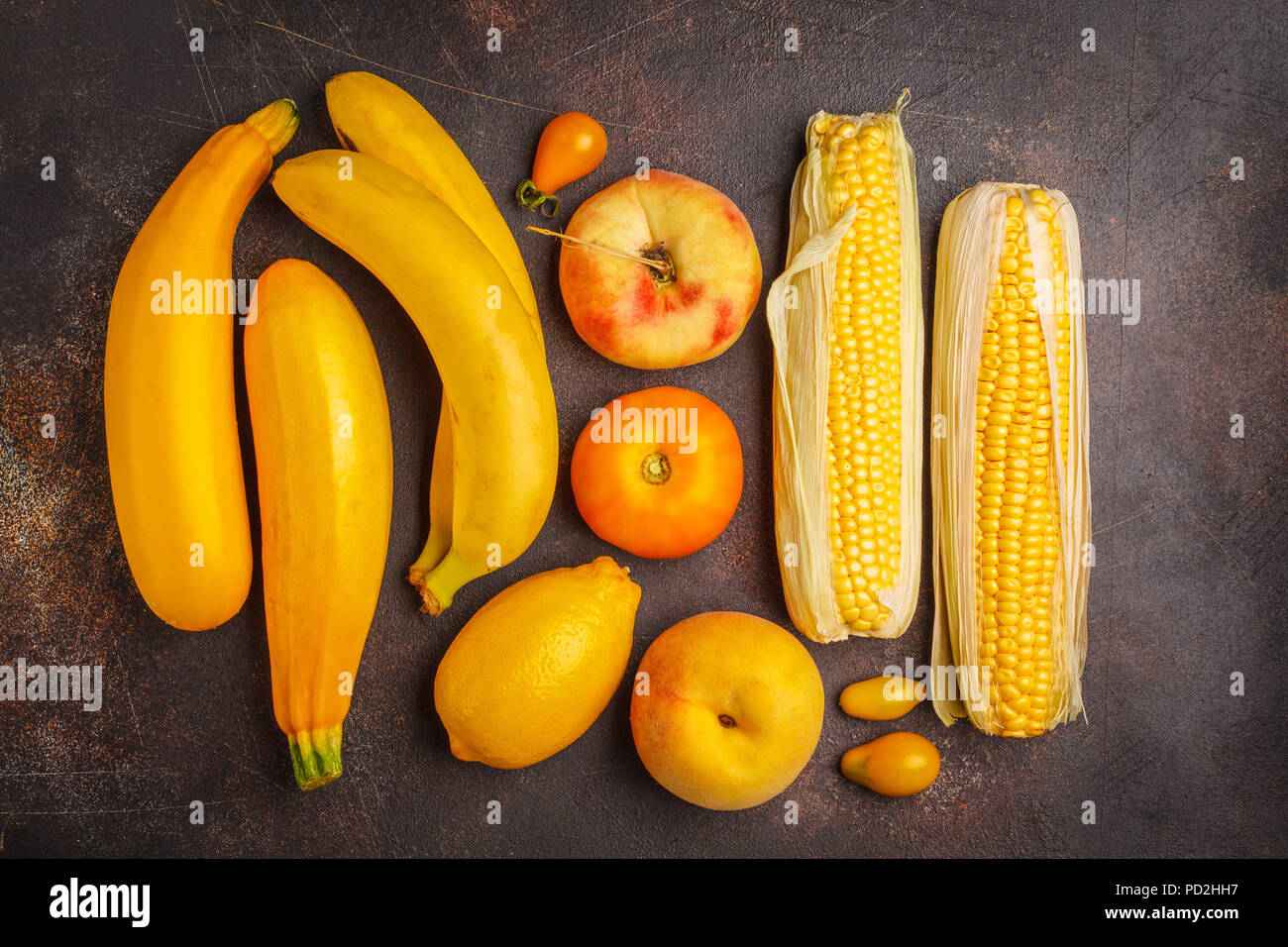 Surtido de vegetales amarillos sobre un fondo oscuro, vista superior. Las  frutas y verduras que contienen caroteno Fotografía de stock - Alamy