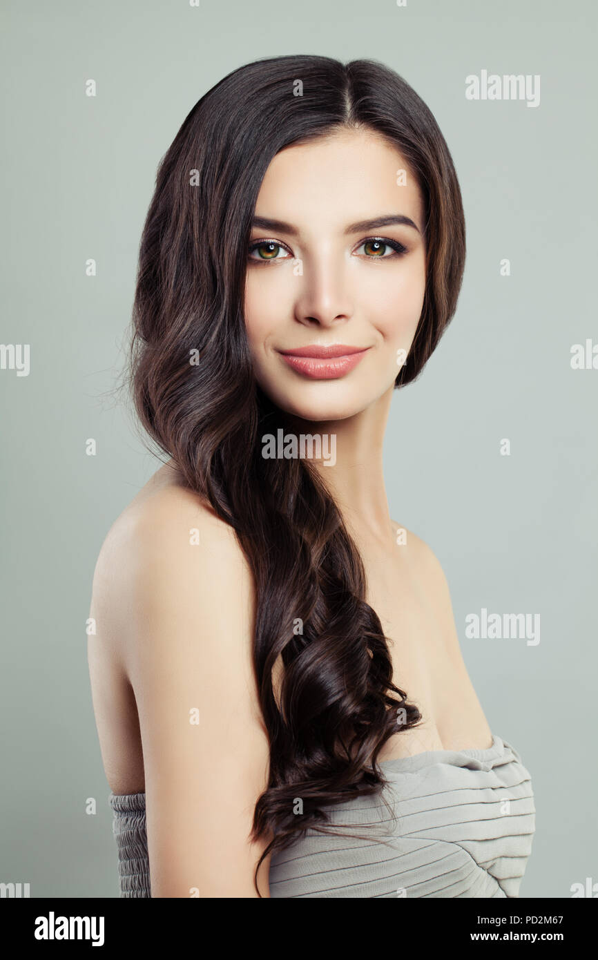 Linda Morena Cabello mujer. Maquillaje natural y saludable peinado ondulado  Fotografía de stock - Alamy