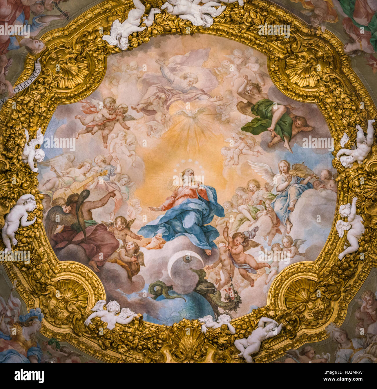 "La Inmaculada Concepción" por Giuseppe y Andrea Horacios en la cúpula de la Iglesia de Santa Maria dell'Orto, en Roma, Italia. Foto de stock