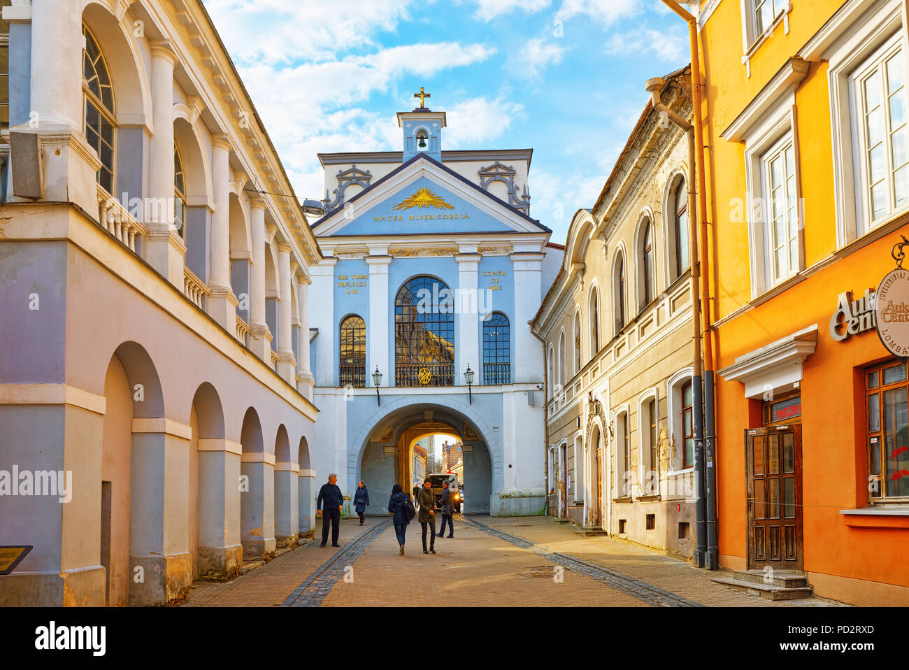 Ausros gate (puerta de la aurora) con la basílica de la Virgen las calles Ostrobramska en Vilnius, Lituania. Foto de stock