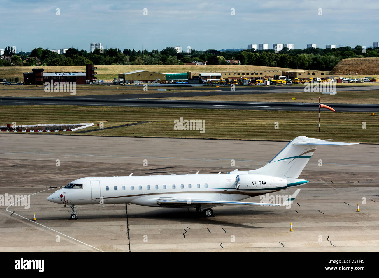 Qatar Ejecutivo 6000 Global de Bombardier en el aeropuerto de Birmingham, Reino Unido (A7-TAA) Foto de stock