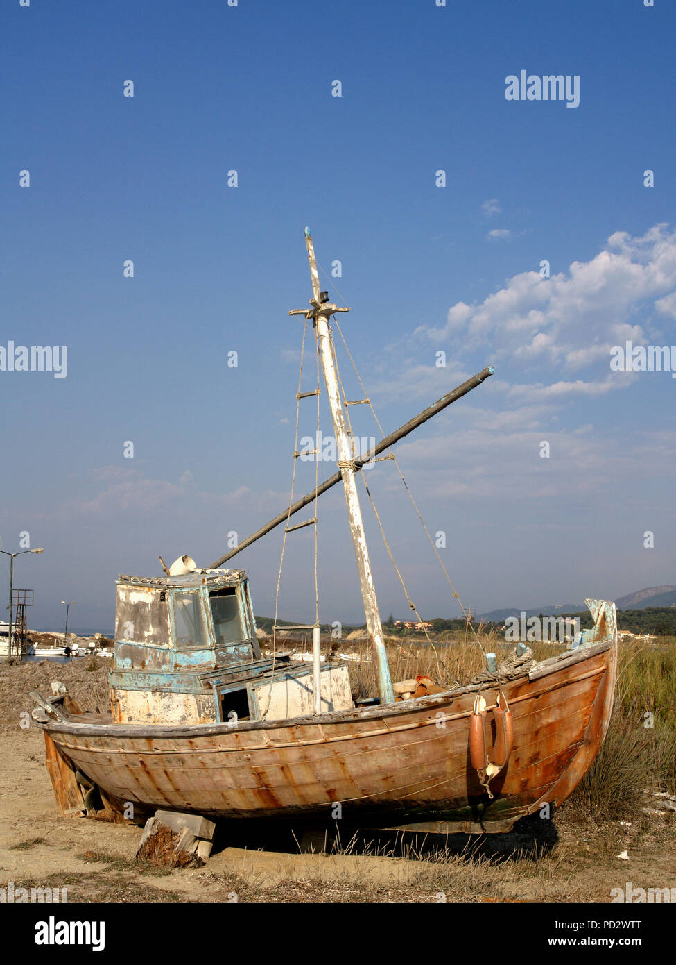 Vieja y gastada barco de pesca con pintura desconchada en Astrakeri Puerto  y playa, cerca de la Roda, Corfú, Grecia Fotografía de stock - Alamy