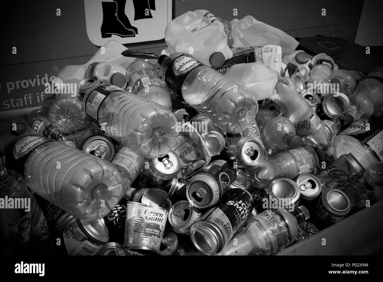 Latas y Botellas de plástico en el centro de reciclaje de Saffron Walden, Essex, Inglaterra. Agosto 2018 Foto de stock
