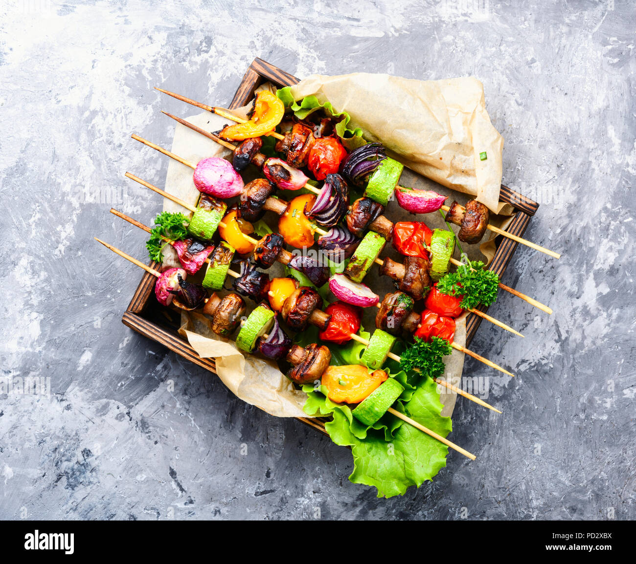 Macadán Diariamente Objetor En brochetas brochetas de verduras a la plancha con tomate, pimiento,  champiñones, calabacín y cebolla.barbacoa.La Dieta Vegan pinchos Fotografía  de stock - Alamy