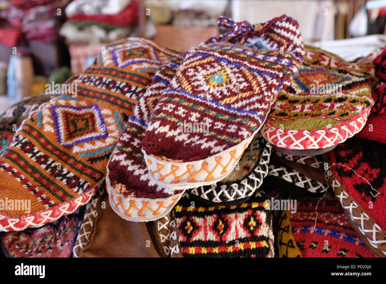 Cerca del montón de hermosos tejidos a mano tradicional de lana calcetines albanés con fancy coloridos patrones en venta en tienda de regalos Foto de stock