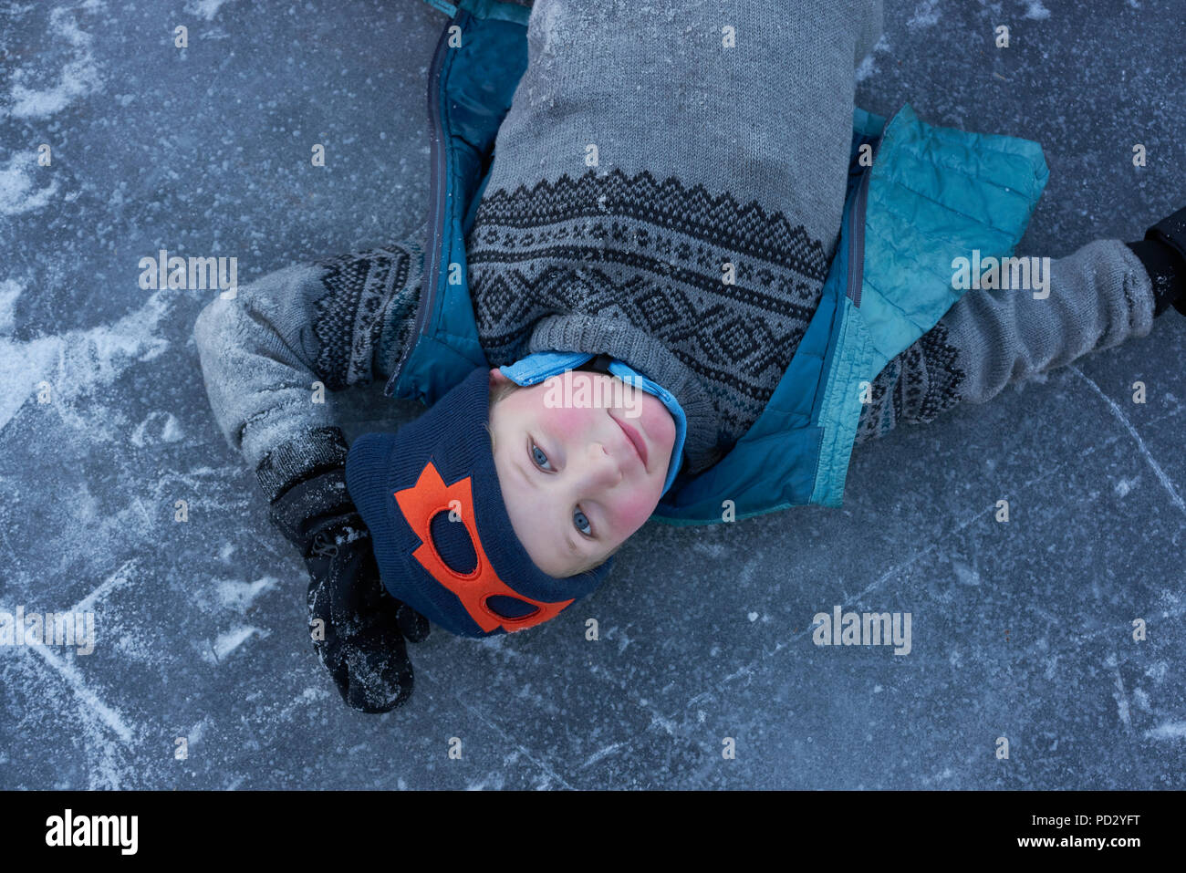 Niño acostado sobre el lago congelado, Retrato Foto de stock