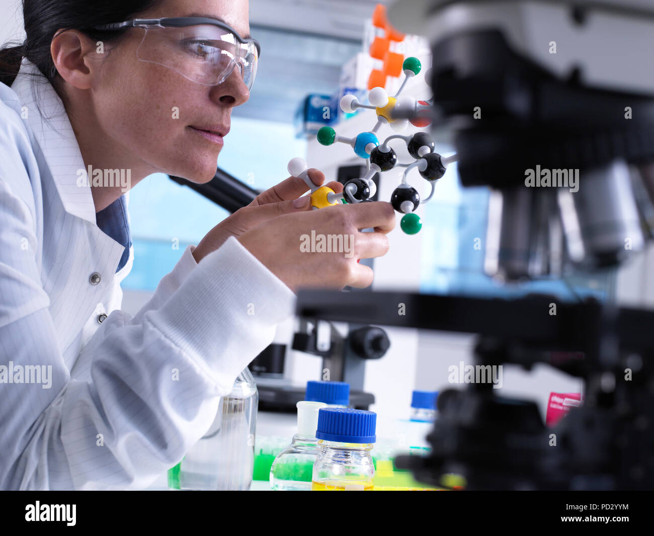 El entendimiento científico de la estructura del compuesto químico utilizando el modelo molecular Foto de stock