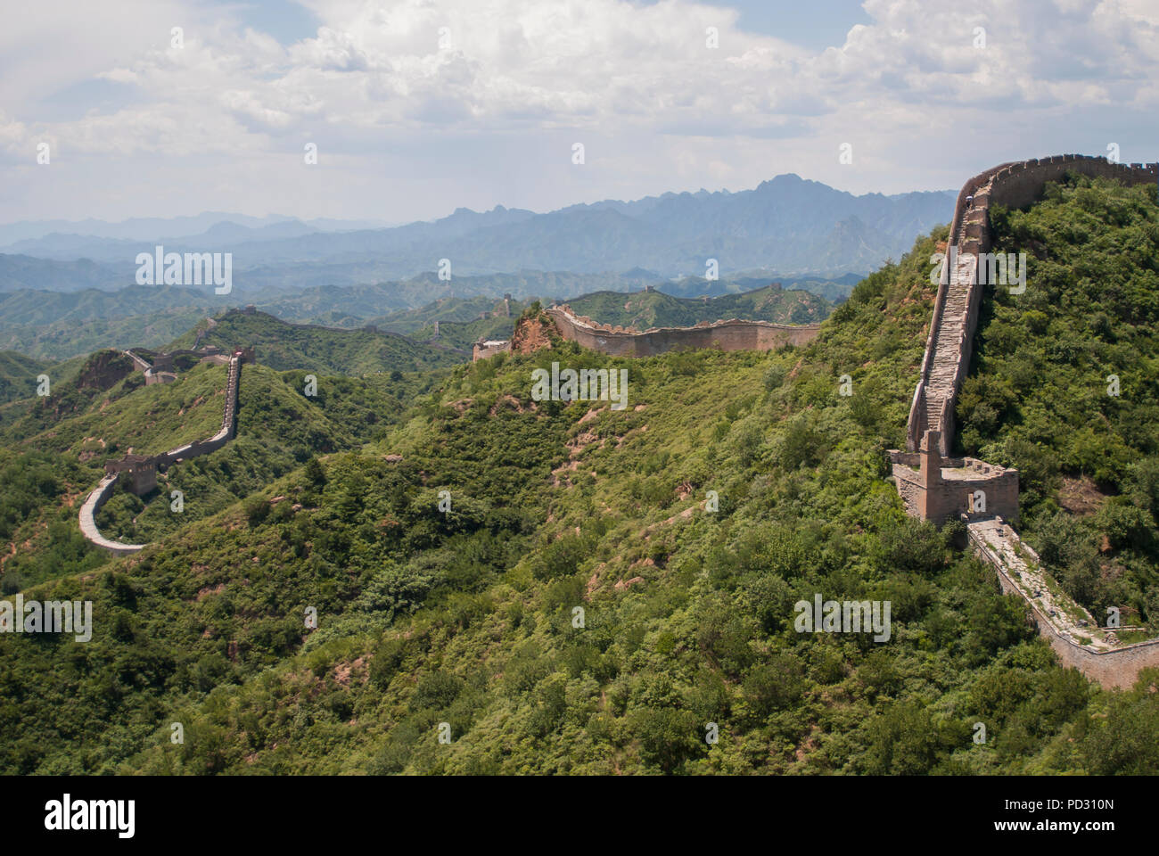 La Gran Muralla de China en tour caminando Jinshanling, una ruta de senderismo popular y una de las piezas mejor conservadas de la Gran Muralla con muchas características originales. Foto de stock